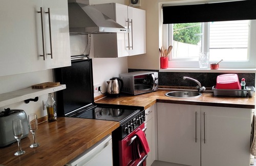 Perranporth Apartment | A cute flat just 600m to the beach with private parking. You are welcome!