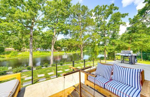 Malakoff House | A-Frame Cabin with Deck Near Cedar Creek Lake