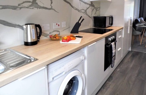 Johnstone House | A fully equipped house in a residential area not far from Glasgow Airport and M8 Motorway.