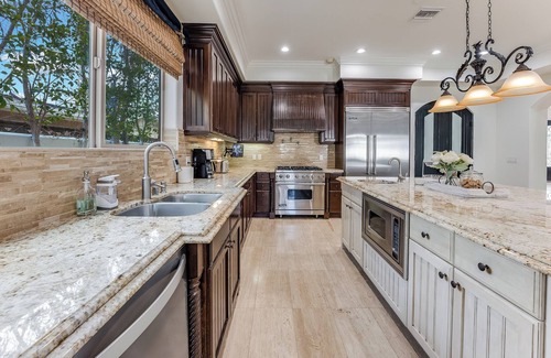 Woodland Hills House | A fully private and gated Mediterranean estate in Woodland Hills