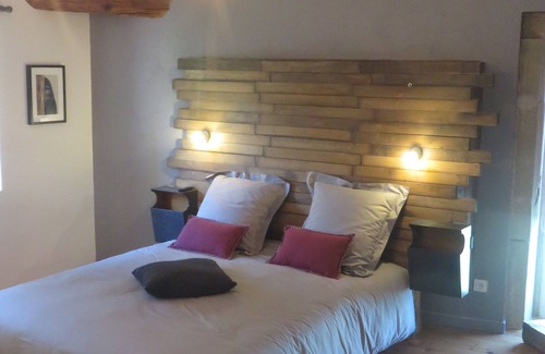 Chateauneuf-sur-Isere House | A la belle histoire