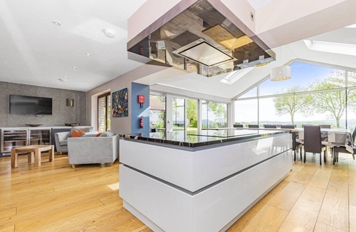 Compton Martin Cottage | A large group retreat that sleeps 16 guests in 4 bedrooms