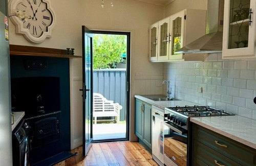 Swansea House | A lovingly restored cottage with beautiful Lake Macquarie less than 100m away.