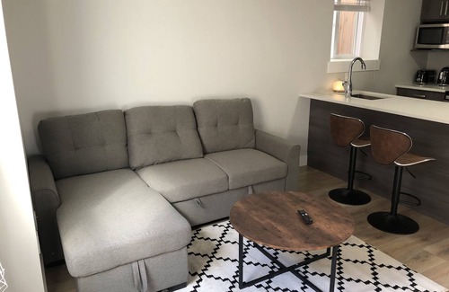White Rock House | A - Modern Cozy Room w Private Entrance & Washroom