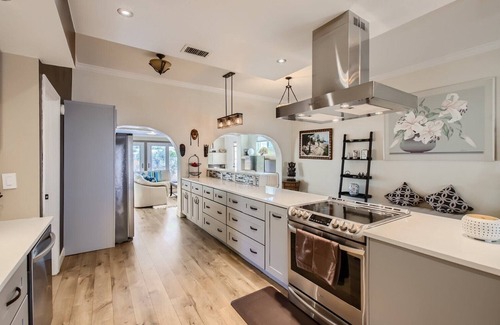 Hillcrest IX House | A Modern Mountain Home - minutes walk to Mtn Reserve & Golf Course