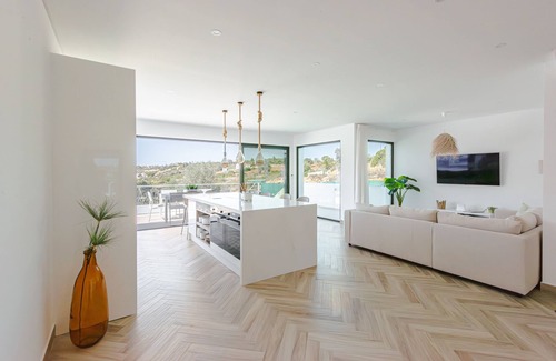 Salema Villa | A New Luxury Vila located in Salema- Sleeps 6/8 - 8 mins walk to the beach