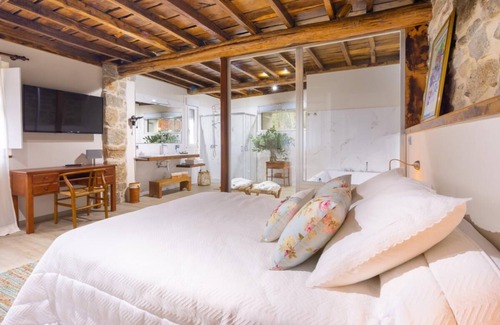 Puebla del Caraminal Bed & Breakfast | A Palleira, amplia suite al lado del río.