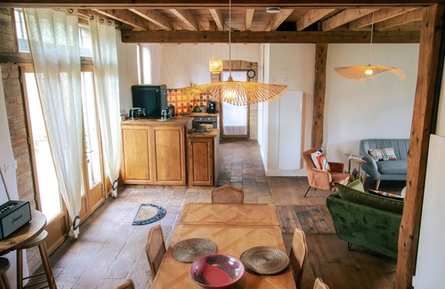 Launac House | A peaceful, comfortable and modern getaway for private and professional customers