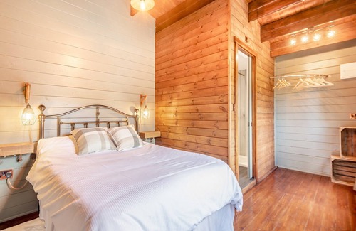 Waterlooville Cottage | A peaceful luxury lodge with wood-fired hot tub, enclosed garden and private parking.