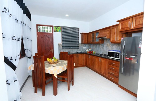 Daluwakotuwa Villa | a private house with a garden