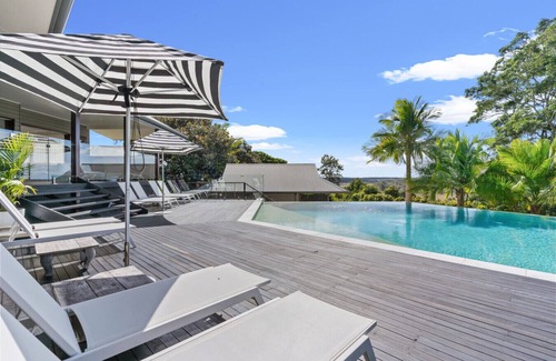 Ewingsdale Villa | A Private Studio Retreat with Hinterland Views