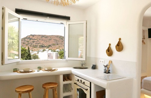 Kini Apartment | A privately owned home adorned in the distinctive, traditional Cycladic style.