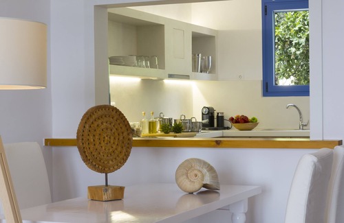 Ammoudara House | A quiet, garden and sea view villa