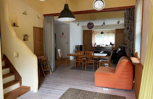 Oshima Cottage | A relaxing space with plasterfinished interior wa/Oshima-machi Tokyo