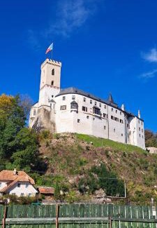 Rozmberk nad Vltavou House | A room by a weir with a view of Rožmberk Castle