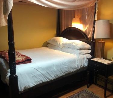 Hyde Park House | A secluded bedroom with a private full bathroom