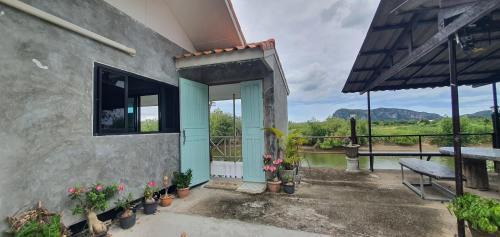 Prachuap Khiri Khan House | A small house next to the canal