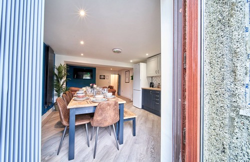 Hanham House | A spacious and modernised Victorian terrace house for larger groups