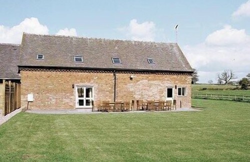 Denstone Cottage | A spacious four star barn conversion set in 150 acres of farmland.