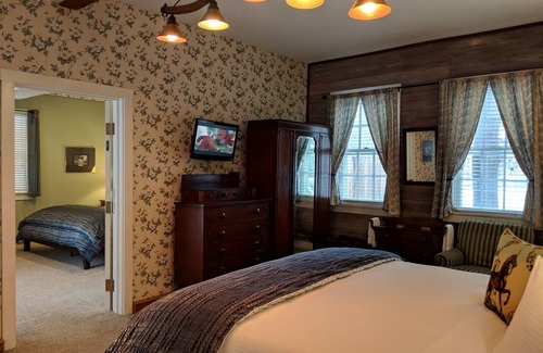 Shelburne Bed & Breakfast | A spacious Ground-level King/King 2-room Suite B&B in Downtown Shelburne - Delicious Breakfasts! BAR