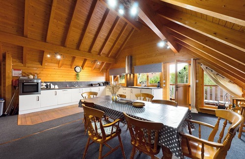 Pentney Cottage | A stunning four bed lodge with four full en-suite bathrooms with lake views.