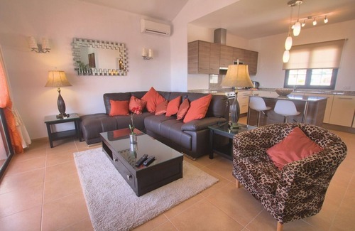 Puerto del Carmen Villa | A Stylish 4 Bed/4 Bath Villa In A Prime Location Close To The Sea, Hot Tub, WiFi