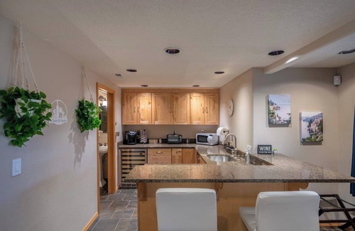 Dundee House | A Taste Of Dundee: Hot Tub, Fire Pit - Wine Escape