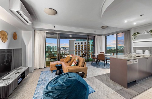 Kangaroo Point Apartment | A Touch of Class! 2Bed/2Bath/1Car/Balcony/Views ~ CBD
