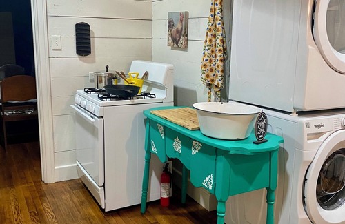 Glen Rose Cottage | A unique Charming 2-bedroom cottage in Glen Rose. A minimum 2 nights.