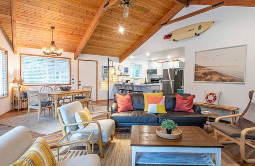 Manzanita House | A Wave Away, close to the beach, dog friendly, one level!