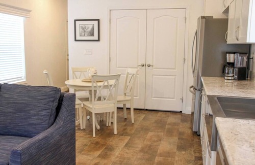 Hermosa Cottage | A wonderful 2 bedroom/2 bath rental (1,000 sq