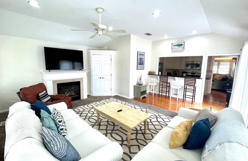 A-Zone House | A-Zone Rancher 1.5 blocks to the Beach and Shark Park!