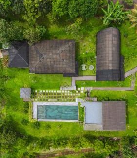 Megamendung Villa | AA 77 by Nginapsini