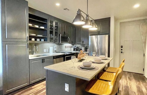 Uptown Apartment | AAC, Stars, Mavs, Dallas free parking