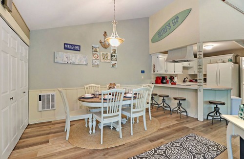 Fontana Condo | Abbey Springs Resort - Private Geneva Lake Beach - Pool - Golf Cart - TIKI BAR!