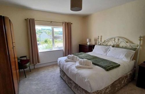 Abbeyfeale House | Abbeyfeale Home - Sleeps 6 - Convenient Location