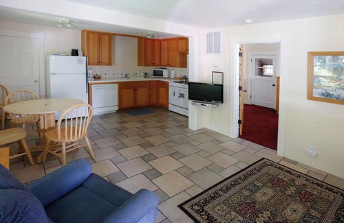 Ashland Cottage | ABBOTT'S COTTAGES- Duck cottage. 1 bedroom/1 bath, walking distance to downtown!