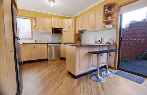 Paynesville House | Above Sunset - Cosy holiday house a short stroll to Sunset Cove beach