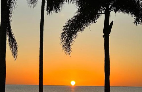 Newell House | ABSOLUTE BEACHFRONT BLISS - NEWELL BEACH - 10 Metres to the Ocean