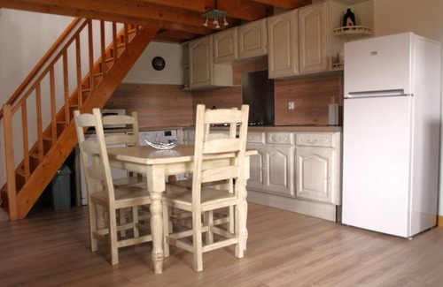 Cherbonnieres Cottage | Acacia, cosy gîte with large private terrace, shared swimming pool heated to 28°C