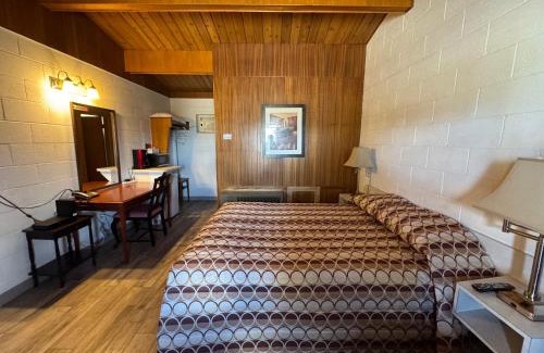 Medicine Hat Hotel | Ace Crown Motel