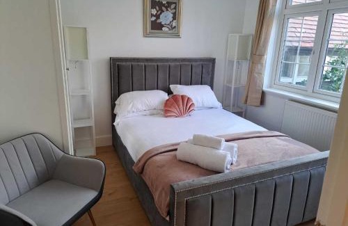 Dovercourt Apartment | Ackland lodge by the Sea