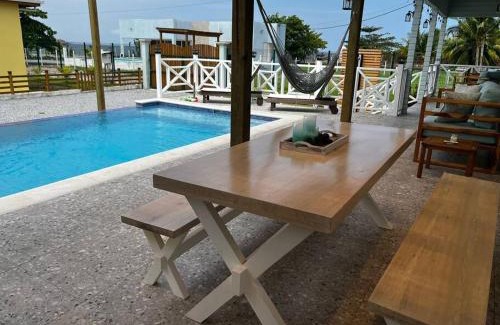 Omoa Villa | Acogedora Cabaña con Piscina y kiosco de playa