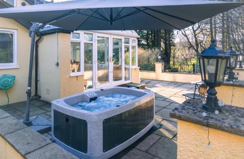 Raymonds Hill Apartment | Acorns with own hot tub, romantic escape, close to Lyme Regis