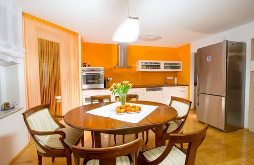 Metlika House | ACTIVE-FAMILY-HOLIDAYS, POOL, SAUNA, near KOLPA RIVER, Free Eletric Car Charger