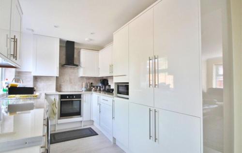 Runnymede House | Addlestone Stylish Spacious Three Bedroom House