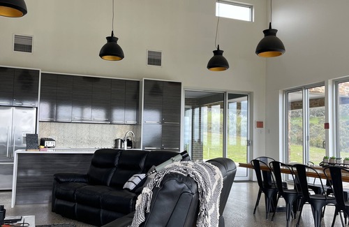 Talunga House | Adelaide Hills Getaway - Off grid country experience