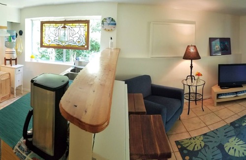 Bowen Island Apartment | Adeles Bed and Breakfast - Snug Cove