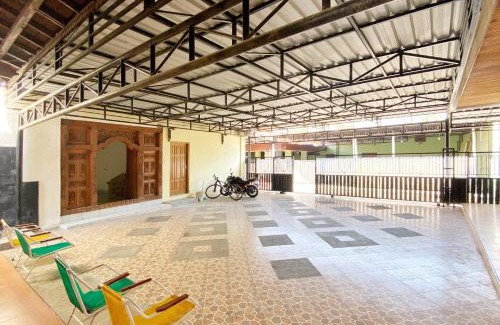 Nganjuk Hotel | Adipura Guesthouse Syariah Mitra RedDoorz near Terminal Nganjuk