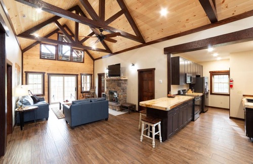 Glenfield Cabin | Adirondack River Lodge/Spectacular Waterfalls/Natural swimming pools.